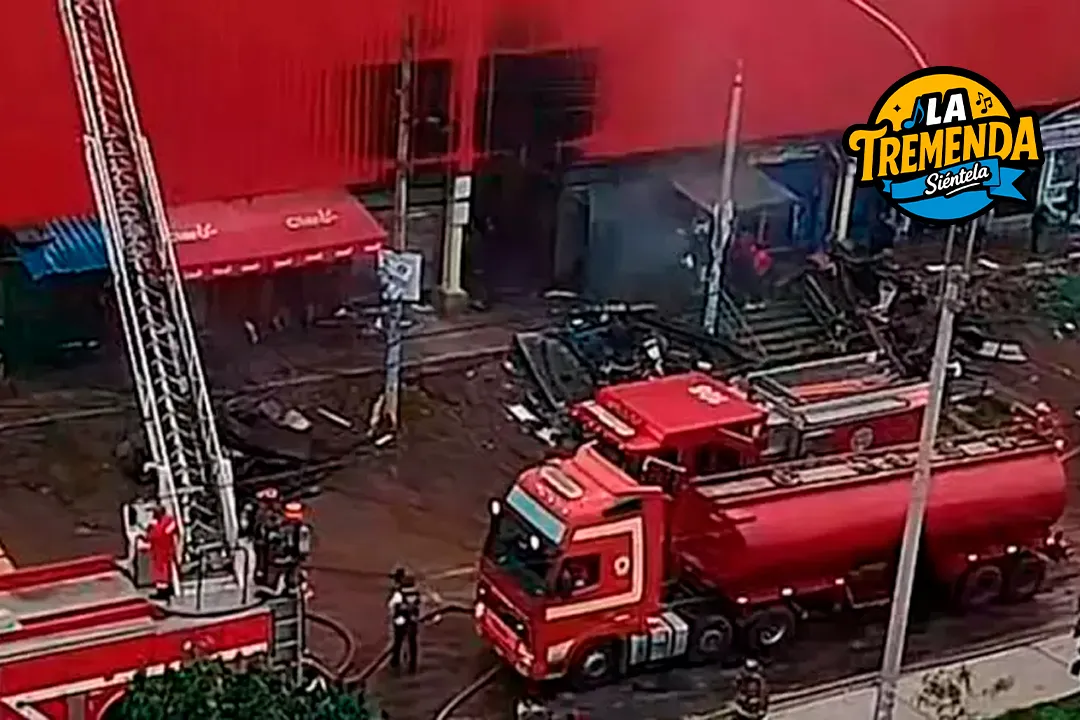 Radio La Tremenda - Incendio de grandes proporciones consume más de 40 puestos en el mercado Oasis de Villa El Salvador