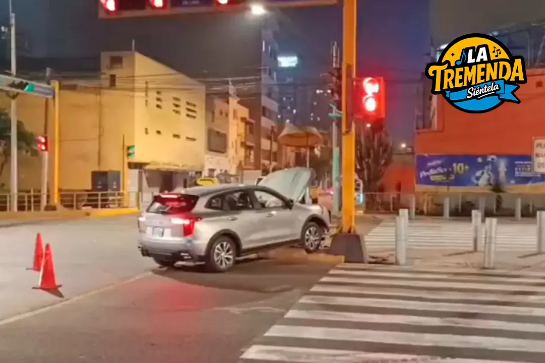 Radio La Tremenda - Camioneta derriba caseta policial en San Isidro: Conductor asegura que esquivó una motocicleta eléctrica