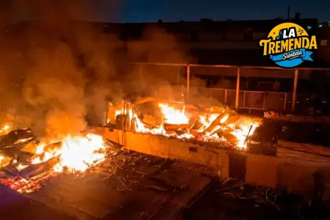 Radio La Tremenda - Un incendio de gran magnitud en una quinta de Barrios Altos destruye diez inmuebles y deja un saldo de diez familias damnificadas